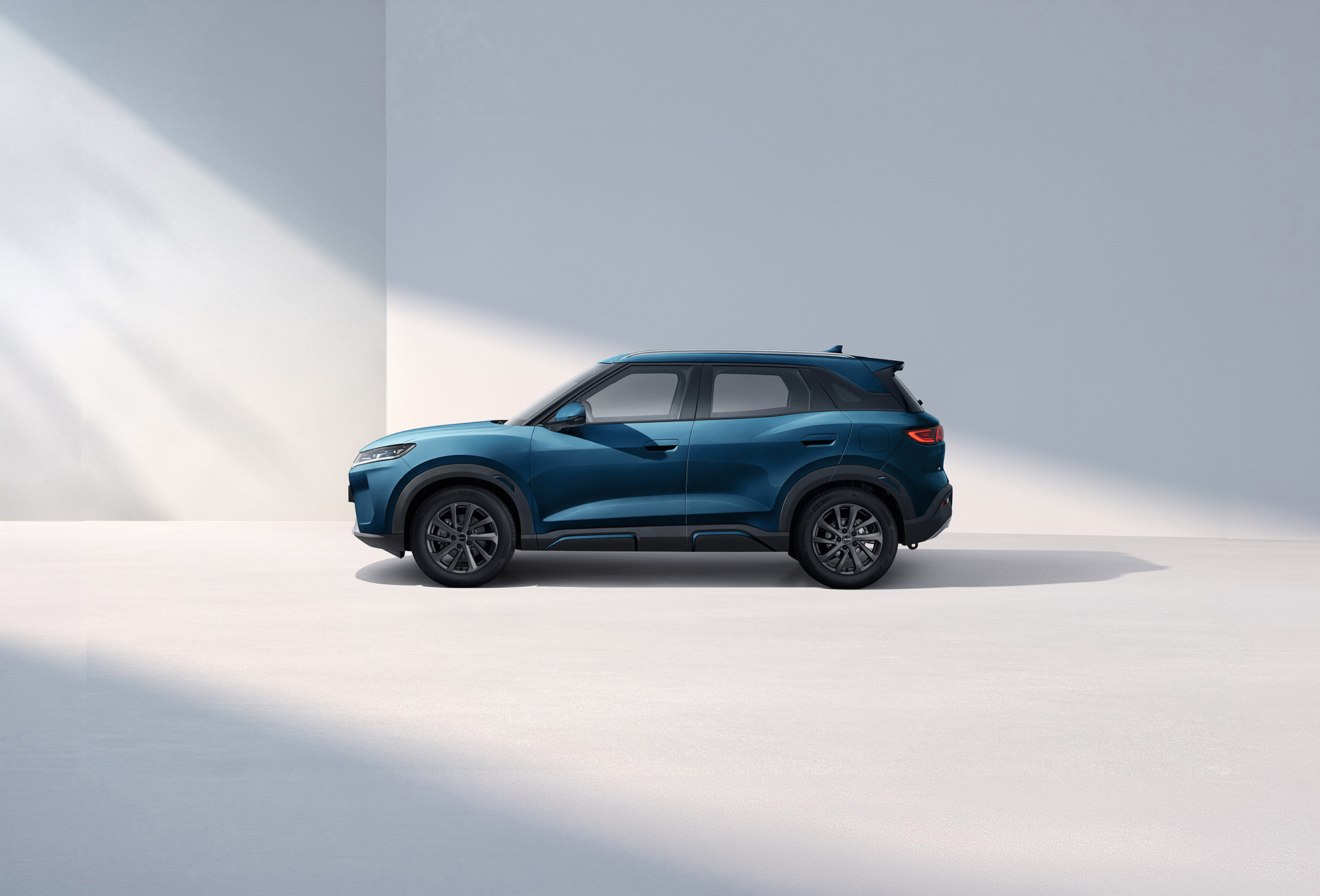 BYD ATTO 2 DM-i Zijaanzicht