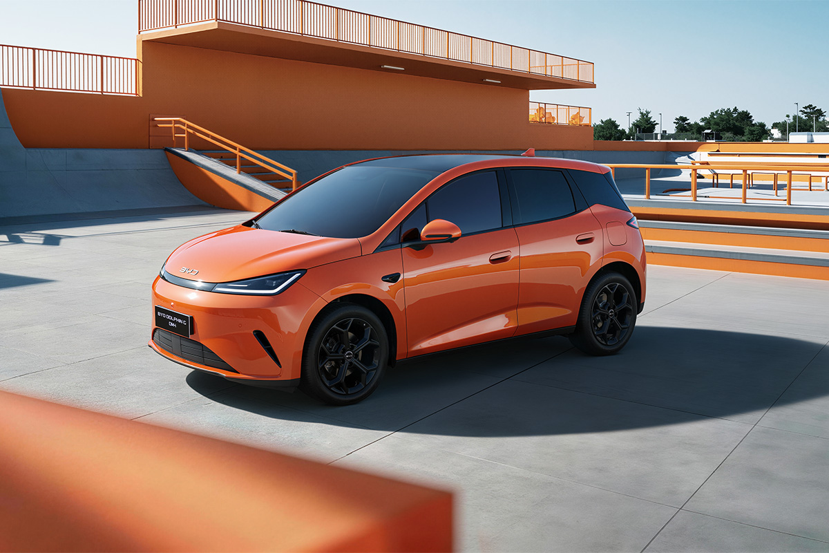 BYD Dolphin G DM-i in een abstract park