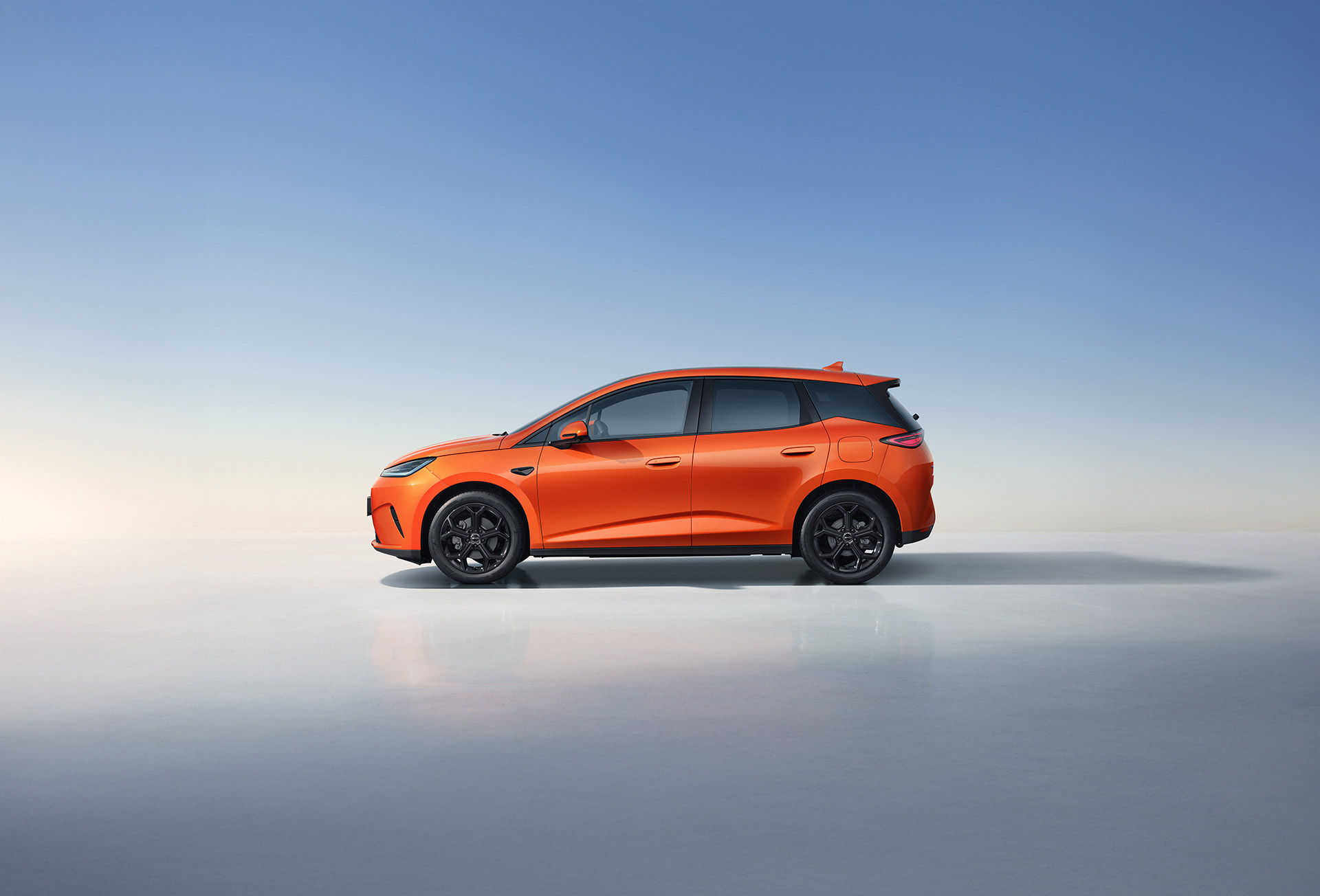 BYD Dolphin G DM-i zijaanzicht