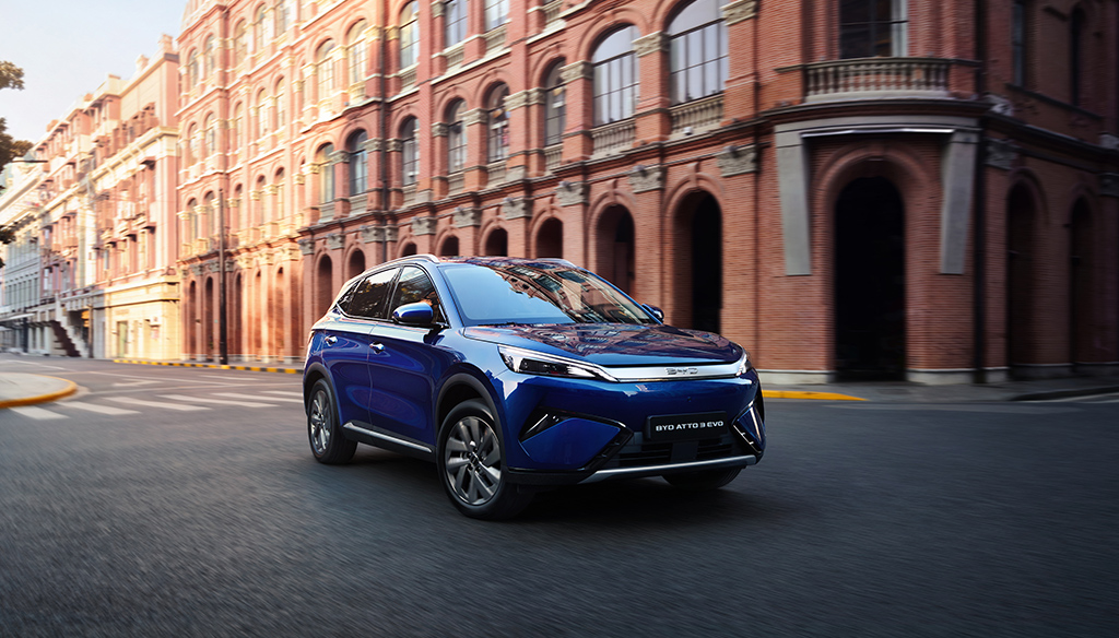 BYD ATTO 3 EVO Iris Blue kleur in de stad