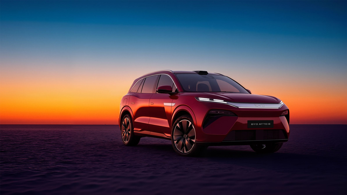 BYD ATTO 8 met zonsondergang