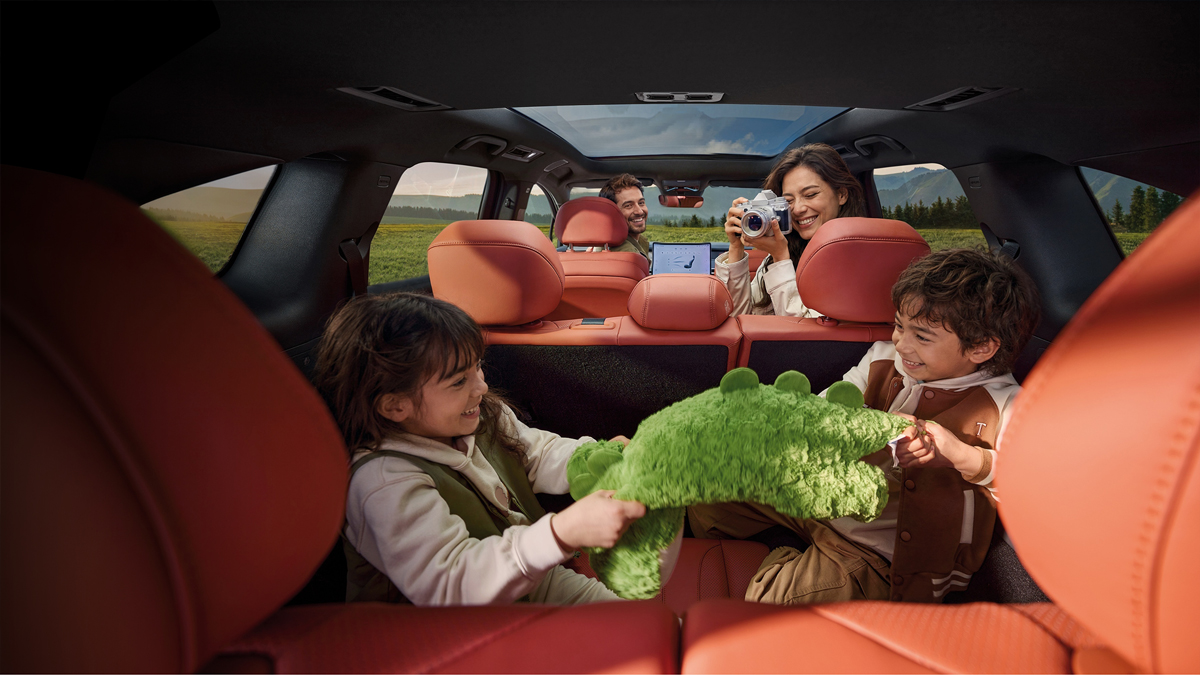Familie in de BYD ATTO 8