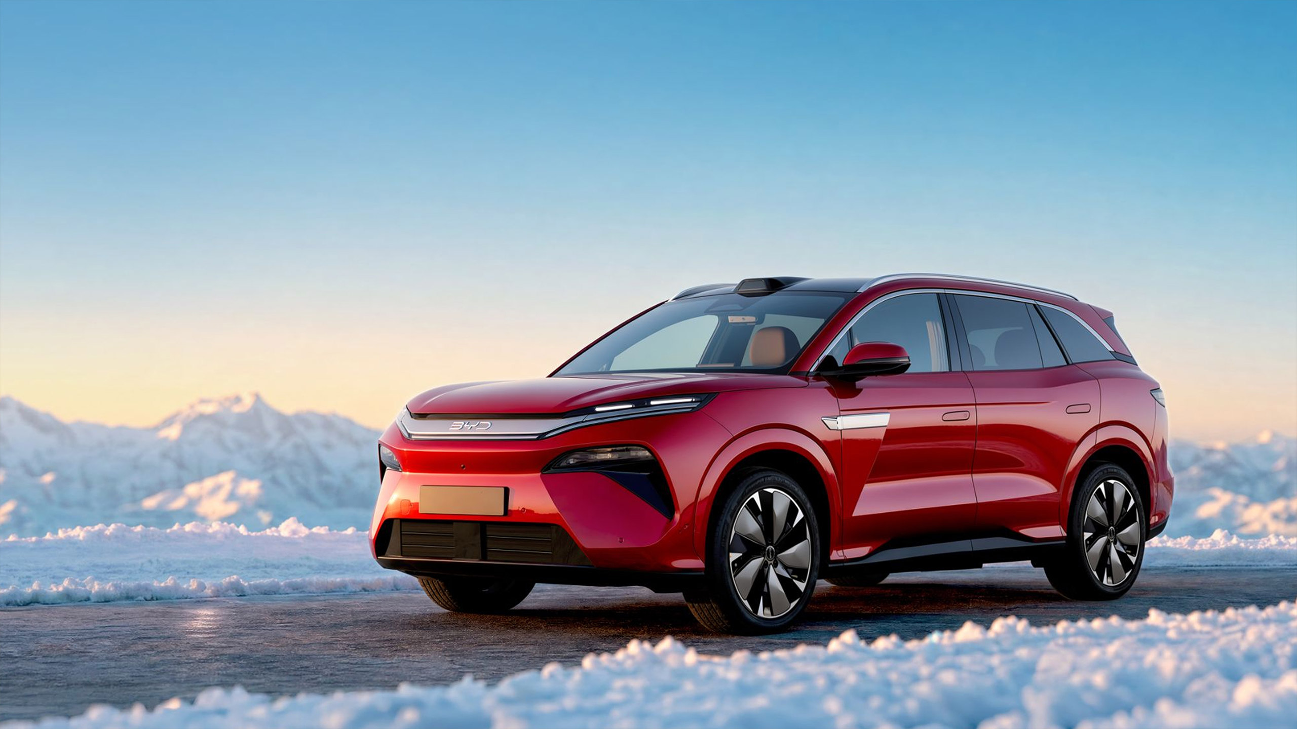 BYD ATTO 8 in de sneeuw